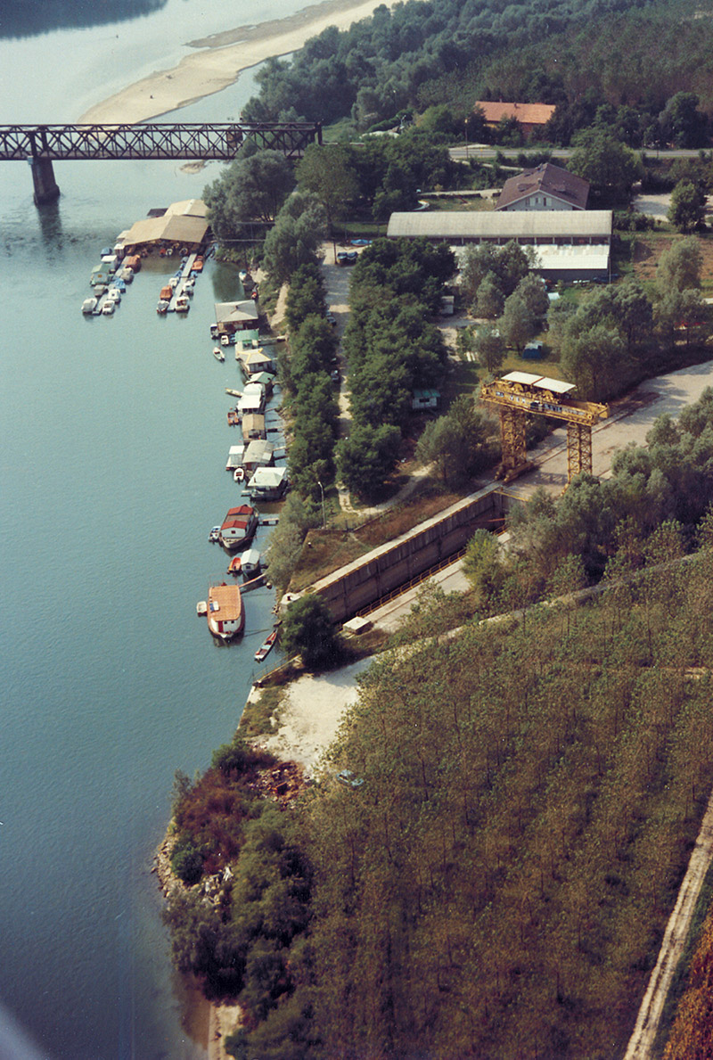 Darsena sul fiume Po